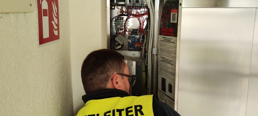 Eingeschlossene Person in Lift
