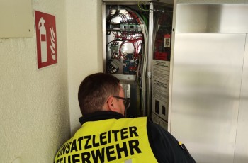 Eingeschlossene Person in Lift