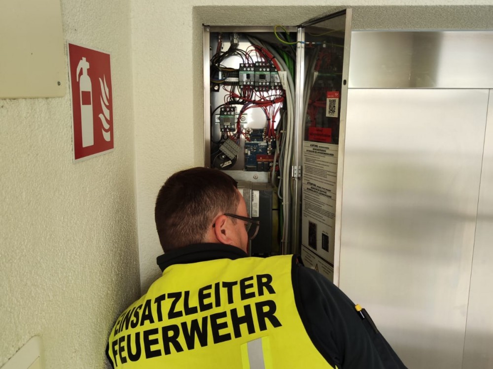 Eingeschlossene Person in Lift