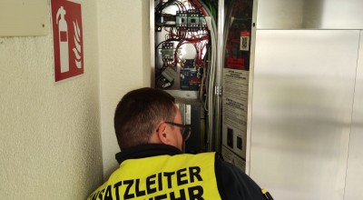 Eingeschlossene Person in Lift