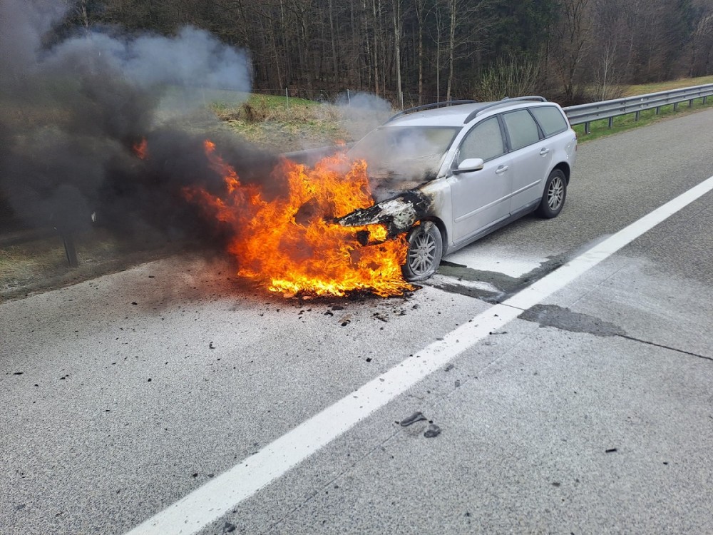 PKW Brand auf der Autobahn