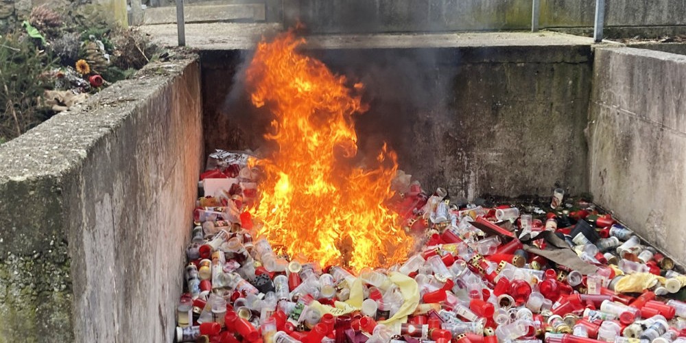 Müllsammelstelle in Brand geraten