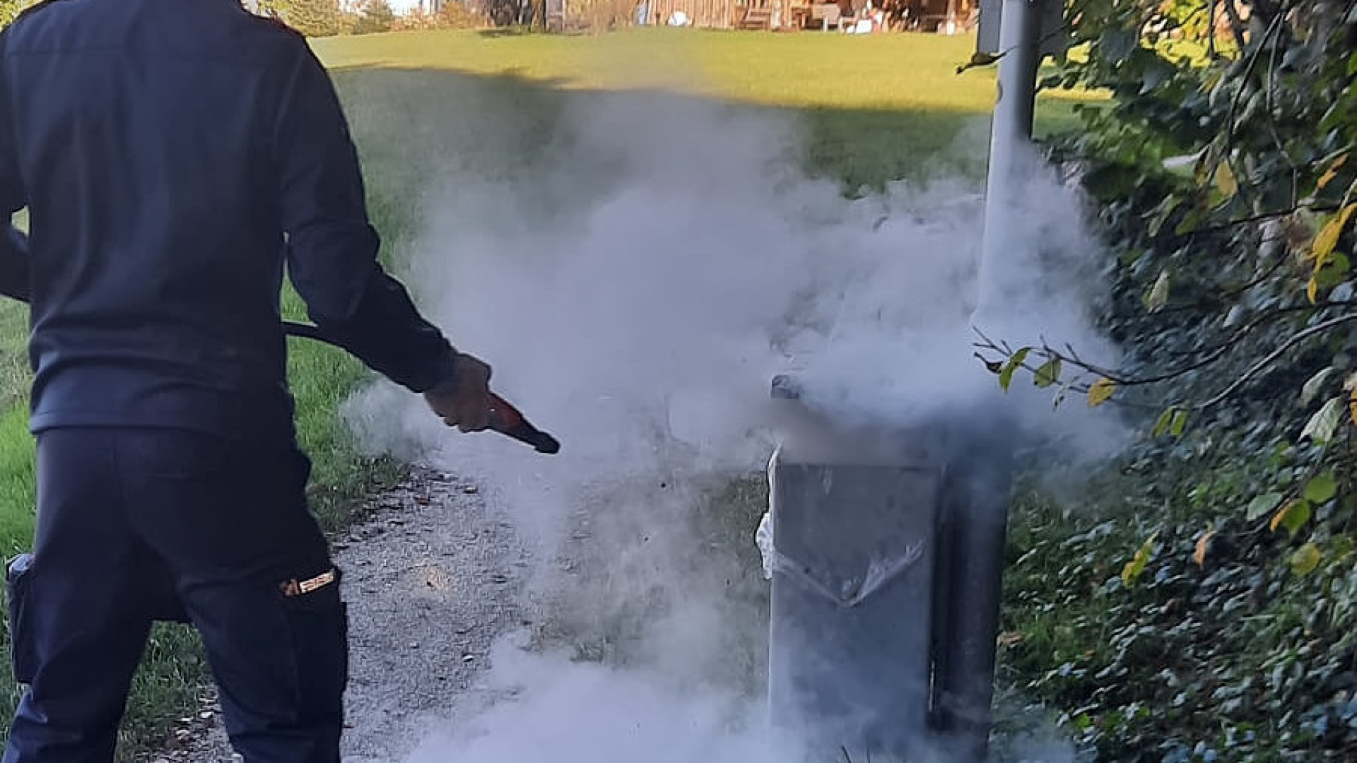 Brand Mülleimer während Kirtag