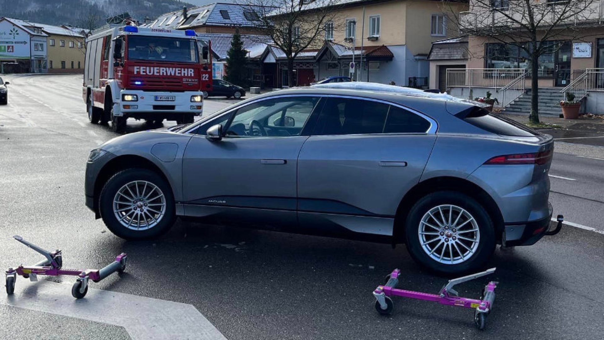 Liegengebliebener E-Pkw blockierte Fahrbahn