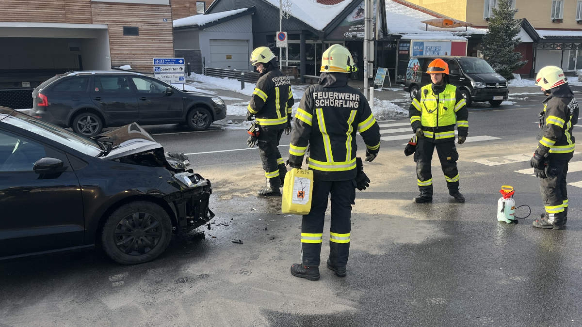 Aufräumarbeiten nach Verkehrsunfall