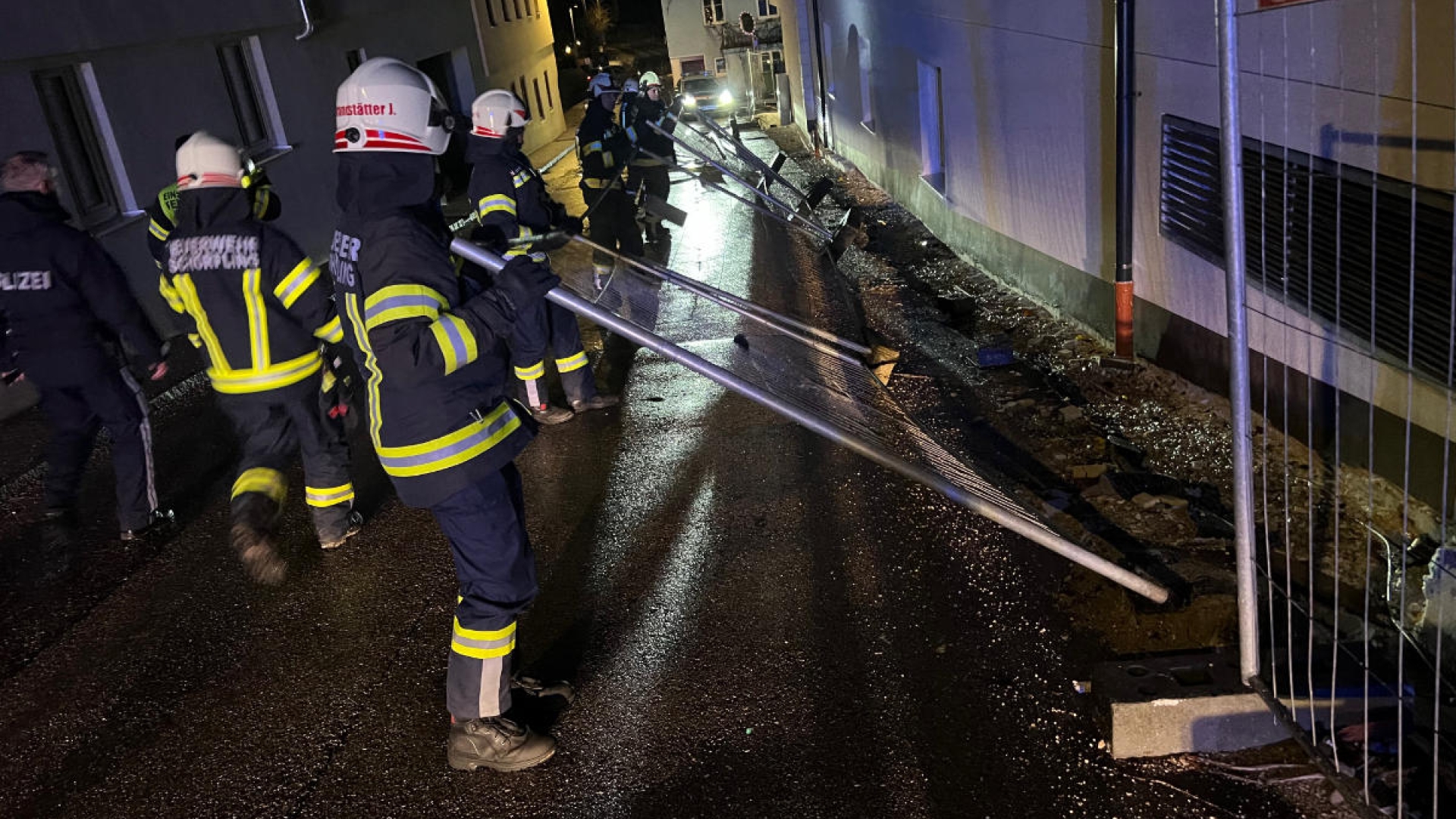 Sturm führt zu blockierter Fahrbahn