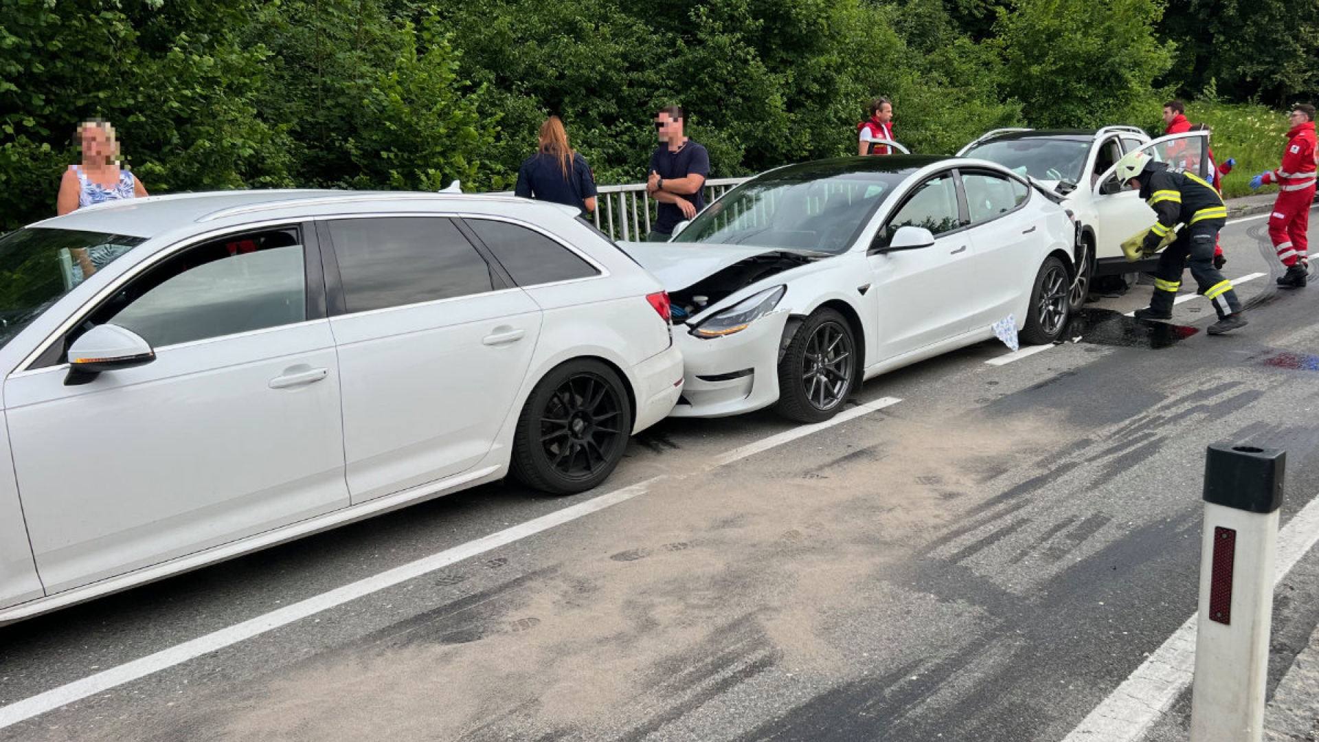 Aufräumarbeiten nach Verkehrsunfall