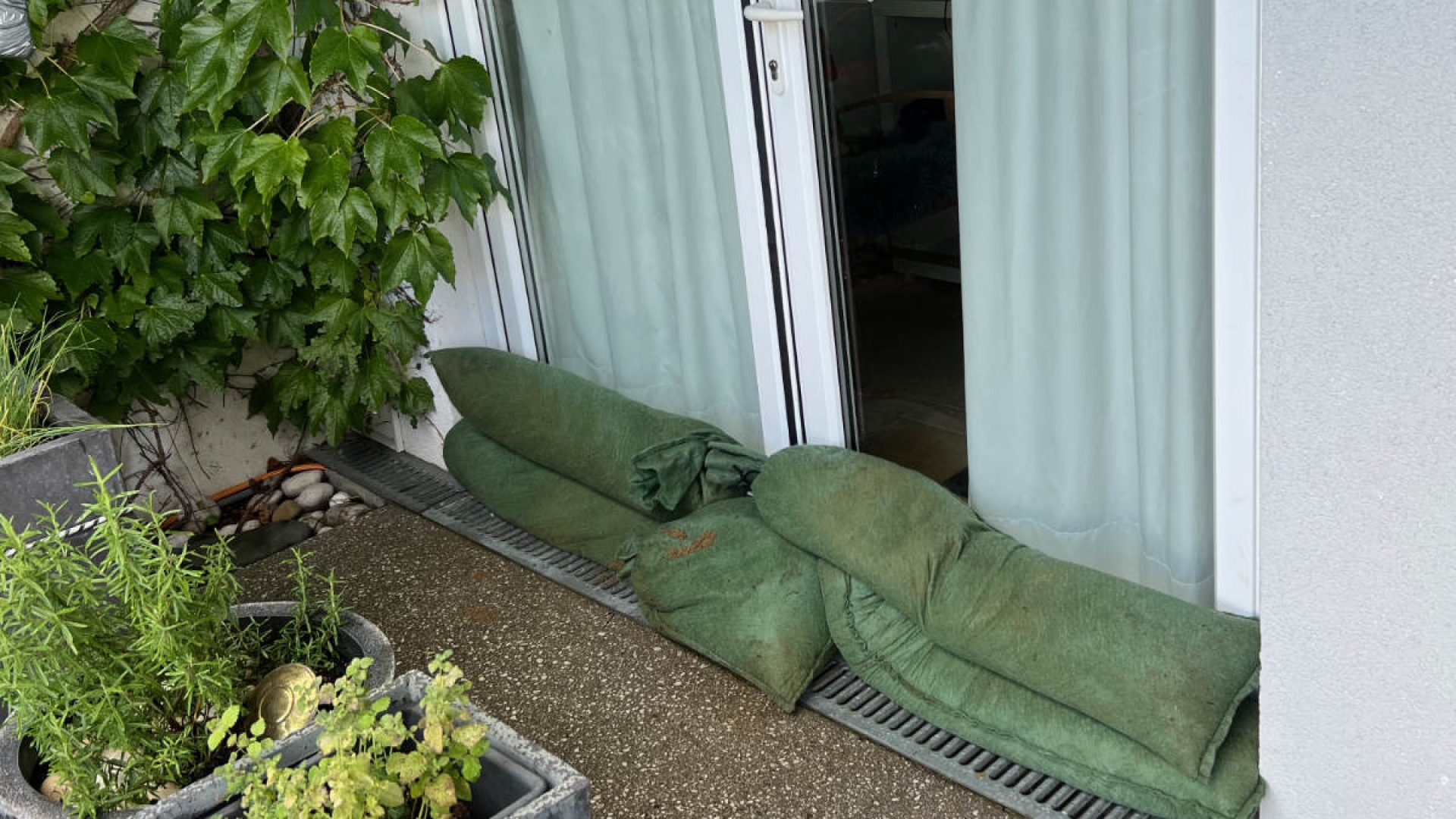 Sicherungsarbeiten nach Überflutungen