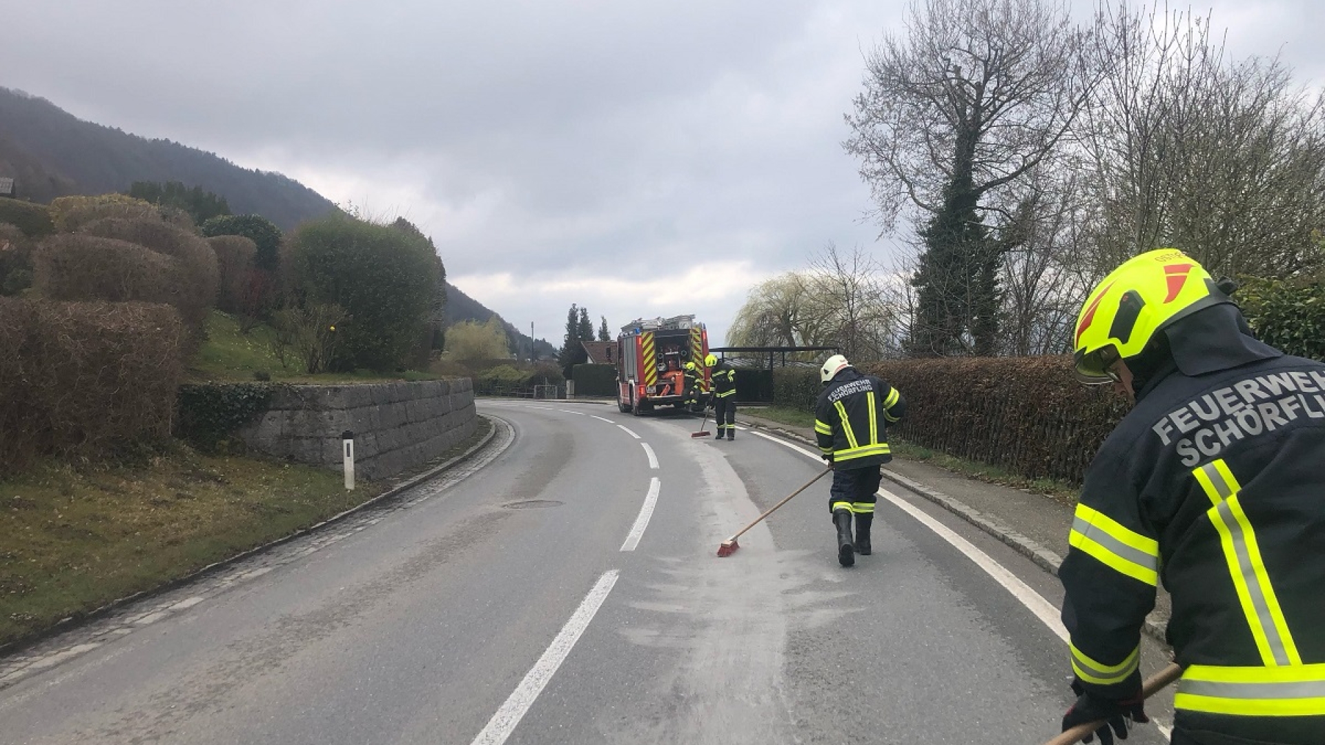 Kilometerlange Ölspur auf der Seestraße