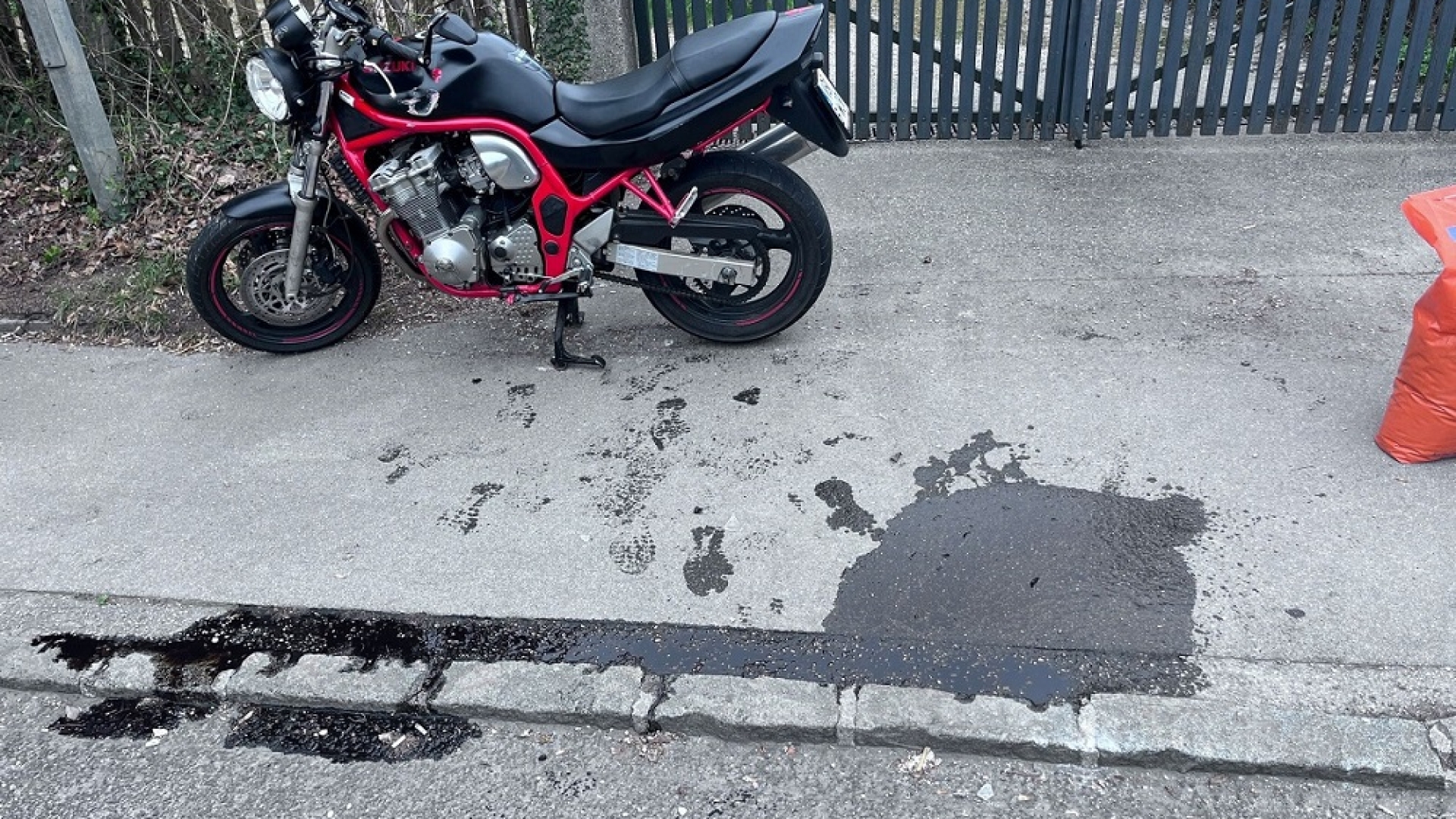 Kleinere Ölspur nach Motorradunfall