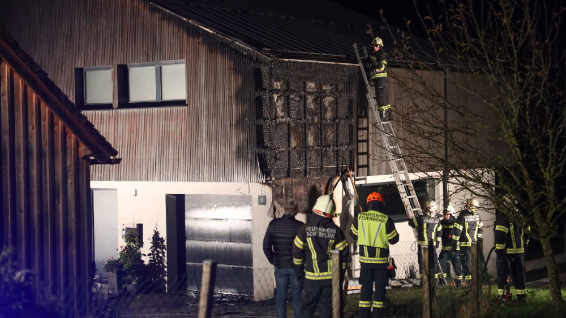 Fassade von Wohnhaus in Brand geraten