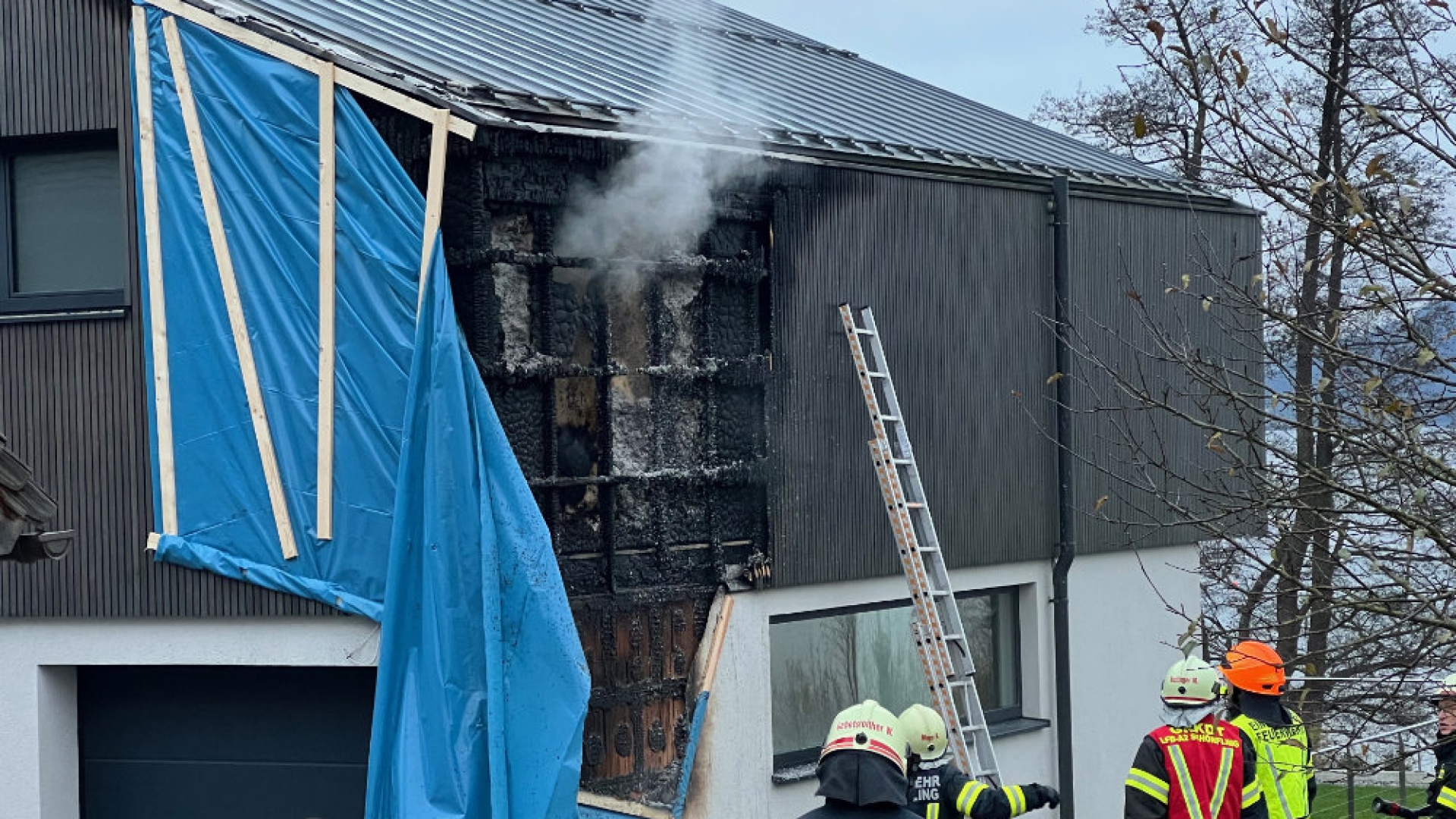 Fassadenbrand nach drei Tagen wieder aufgeflammt