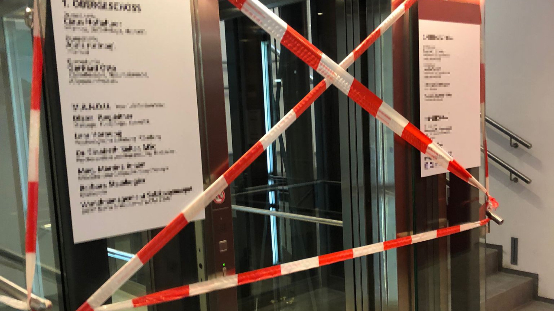 Person im Lift eingeschlossen