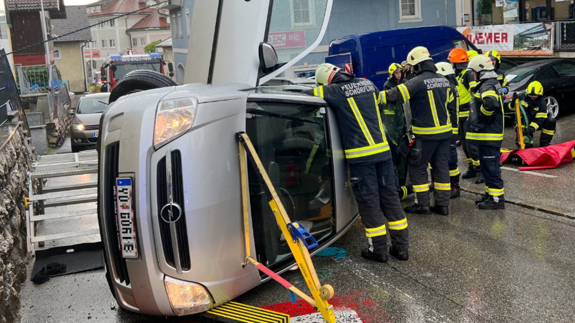 Verkehrsunfall mit eingeklemmter Person