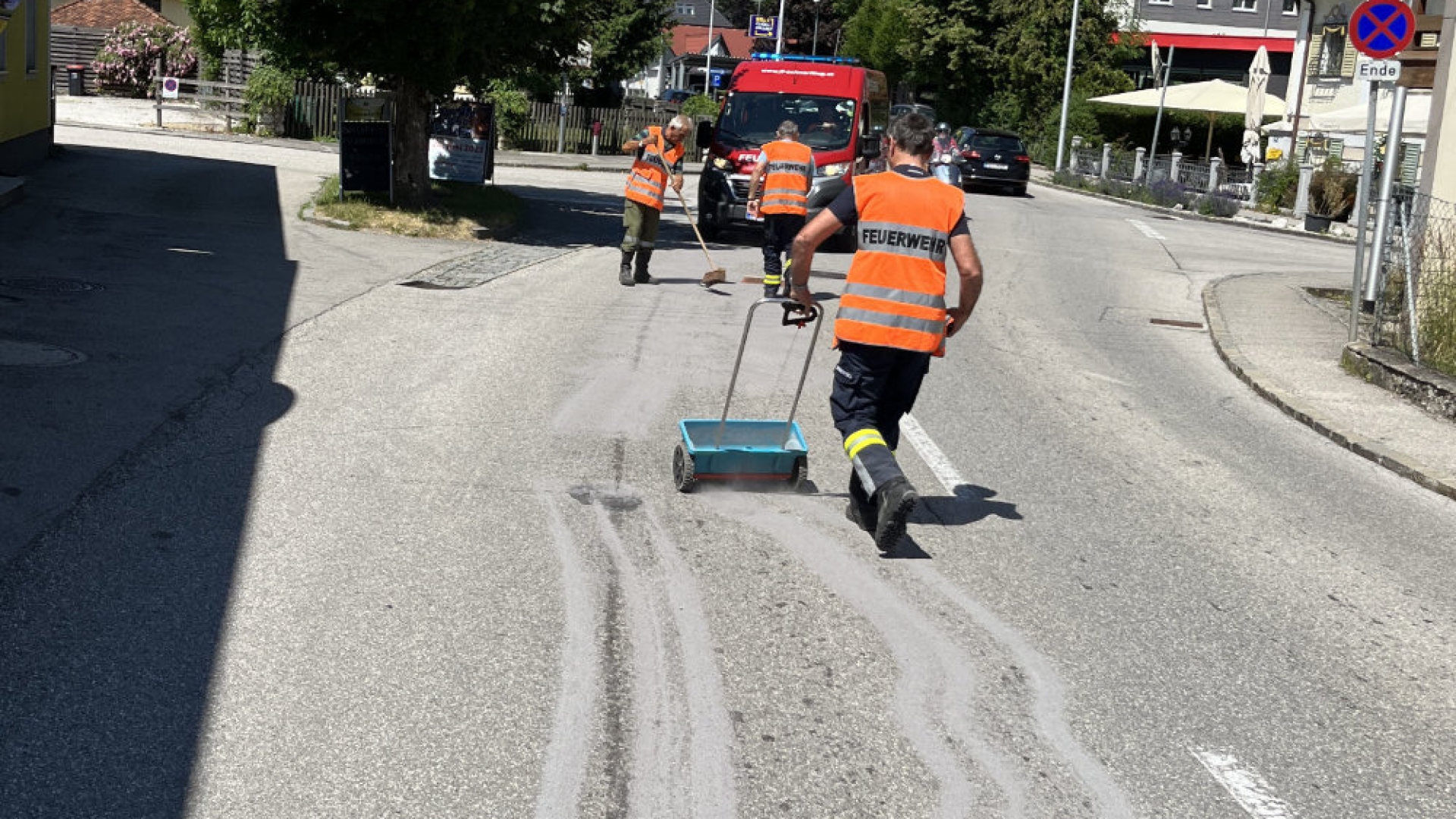 Öleinsatz wegen kilometerlanger Fettspur