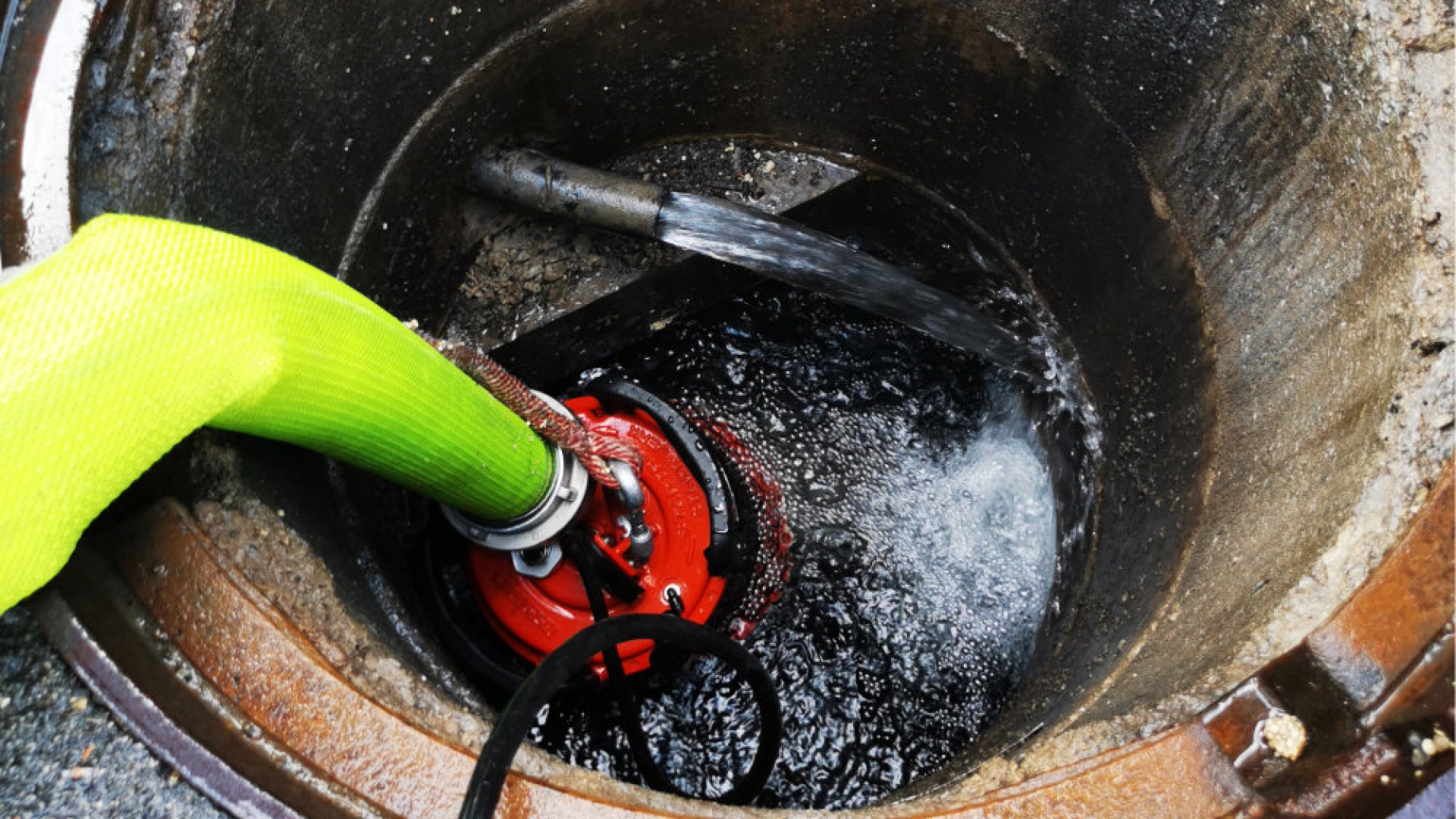 Wasseraustritt aus Kanaldeckel