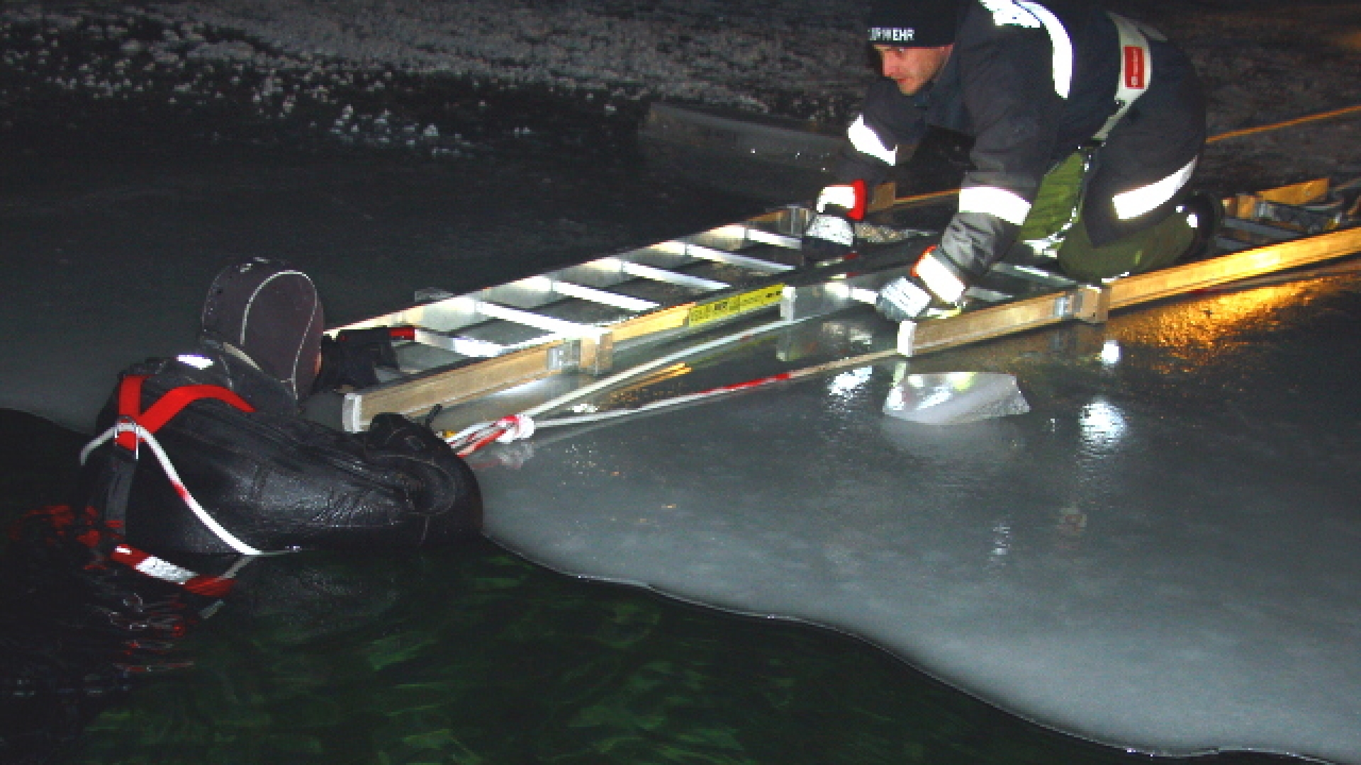 Person in Eis eingebrochen