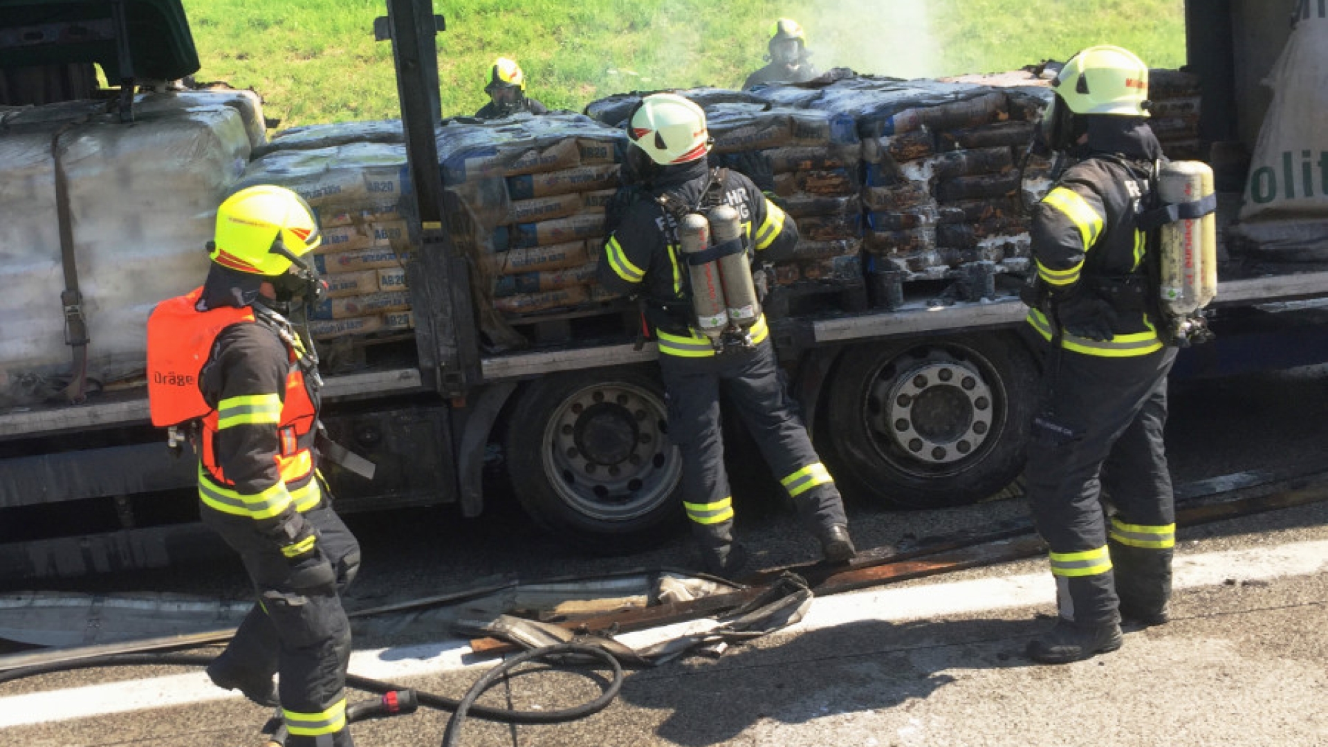 LKW - Brand nach Reifenschaden 
