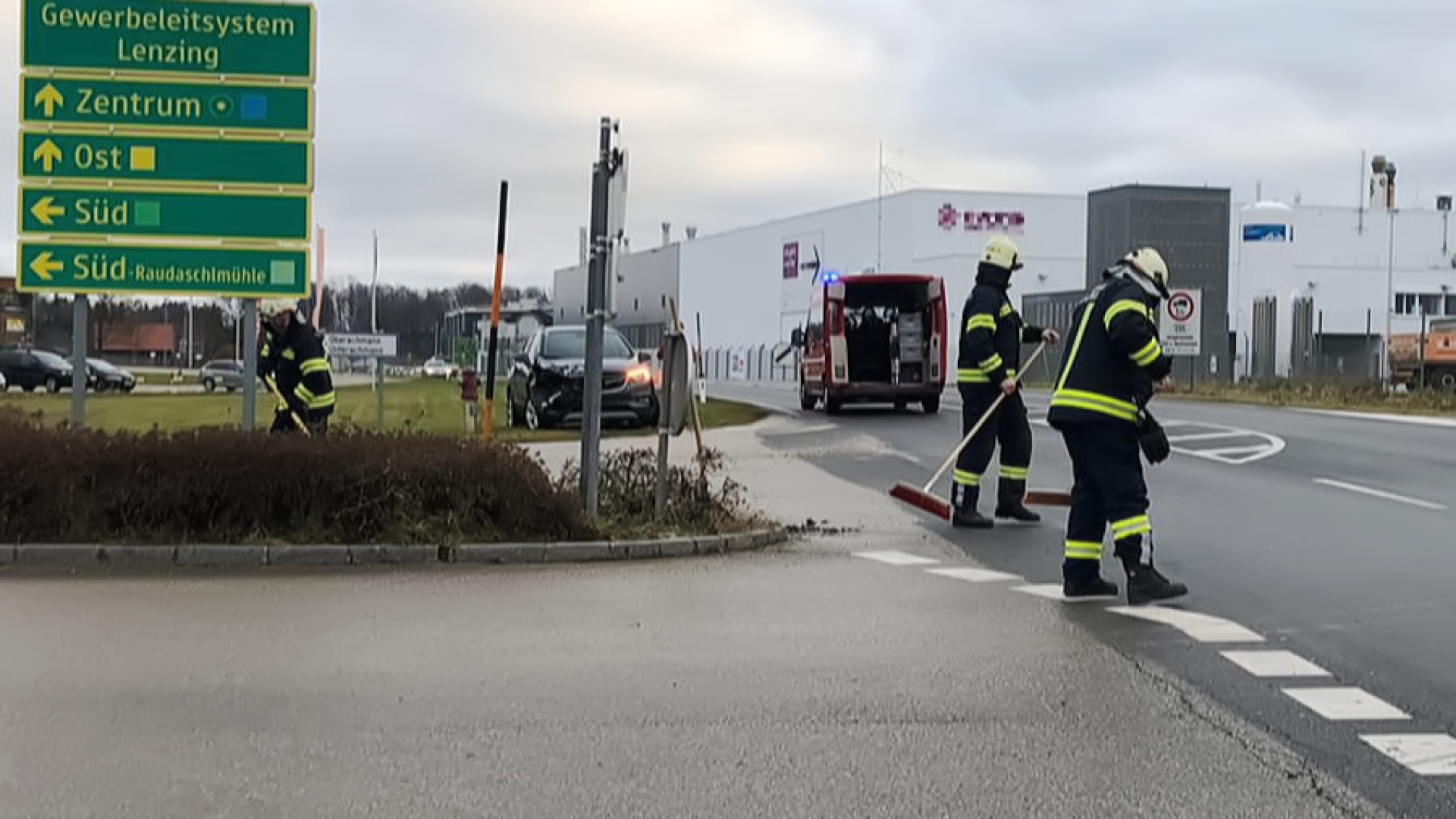 Aufräumarbeiten nach Verkehrsunfall
