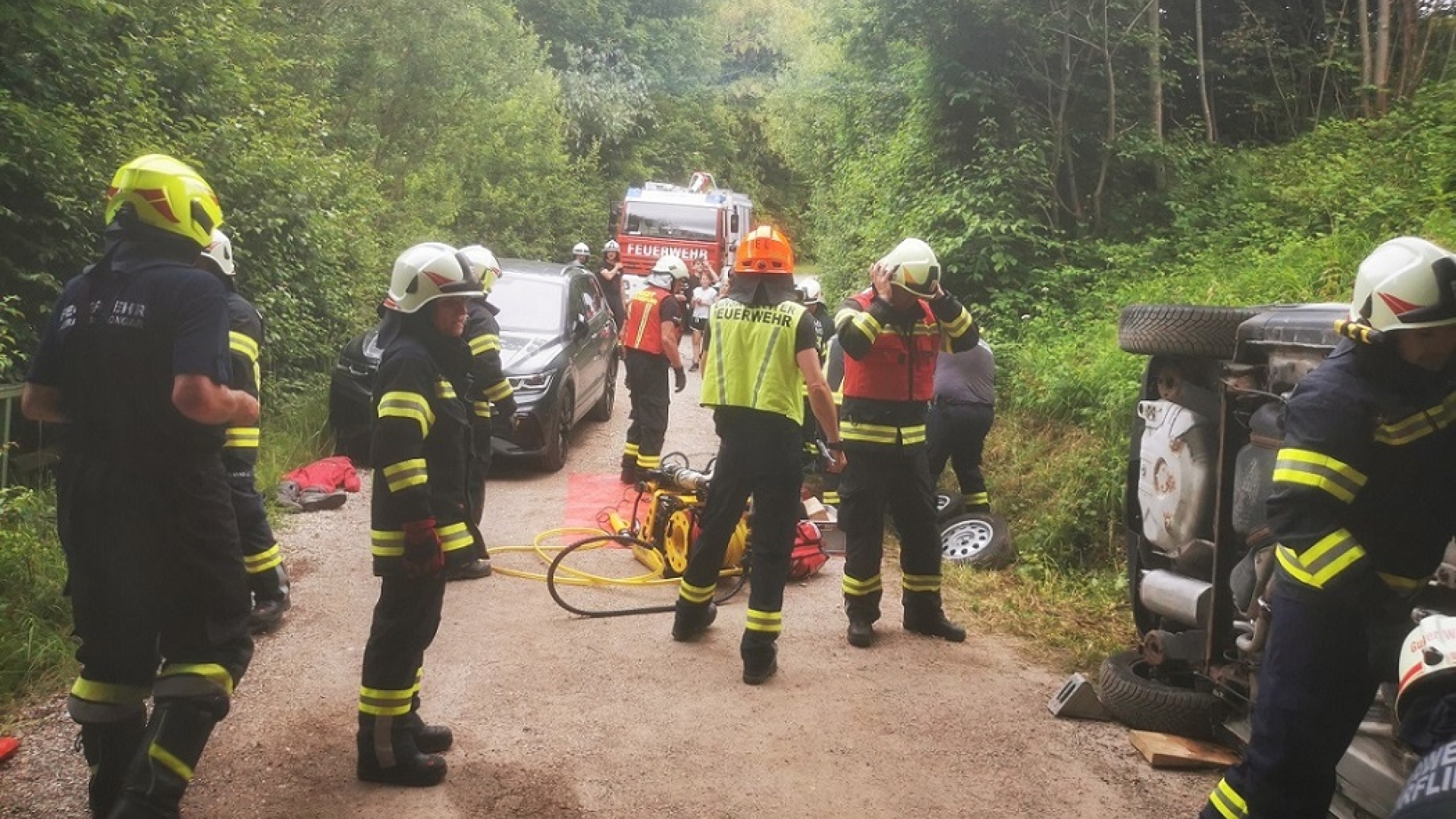 Personenrettung Verkehrsunfall von drei PKWВґs mit FF Aurach