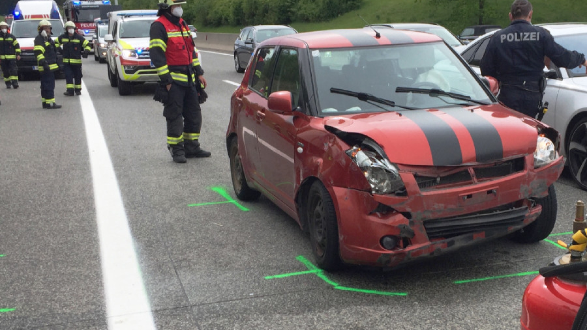 Autobahnunfall mit mehreren Fahrzeugen 