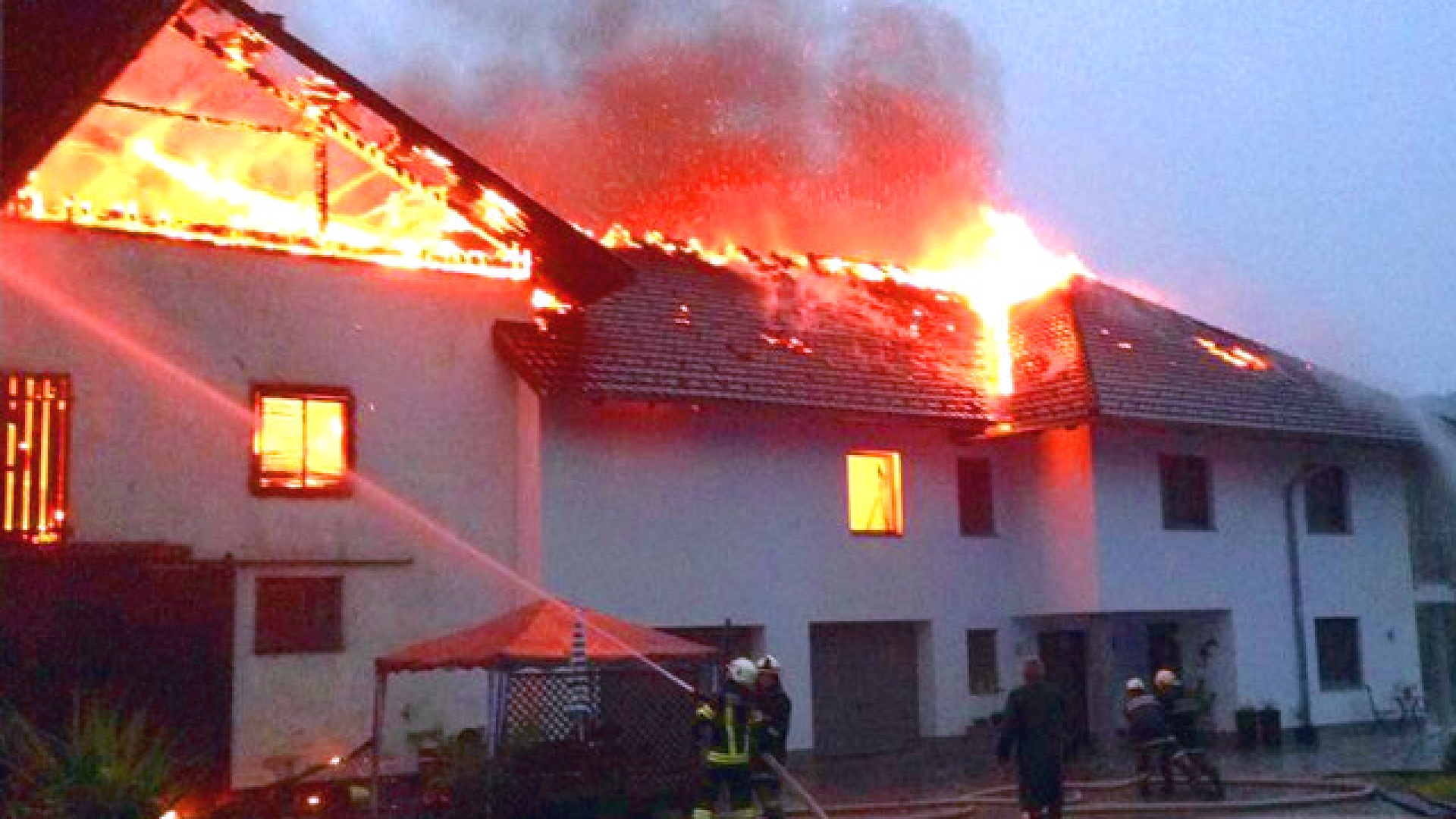 Großeinsatz: Bauenhof im Vollbrand