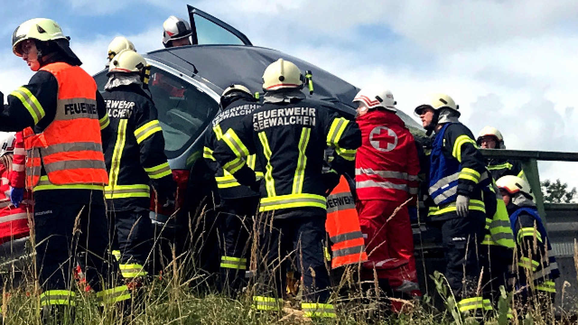 Verkehrsunfall mit eingeklemmter Person