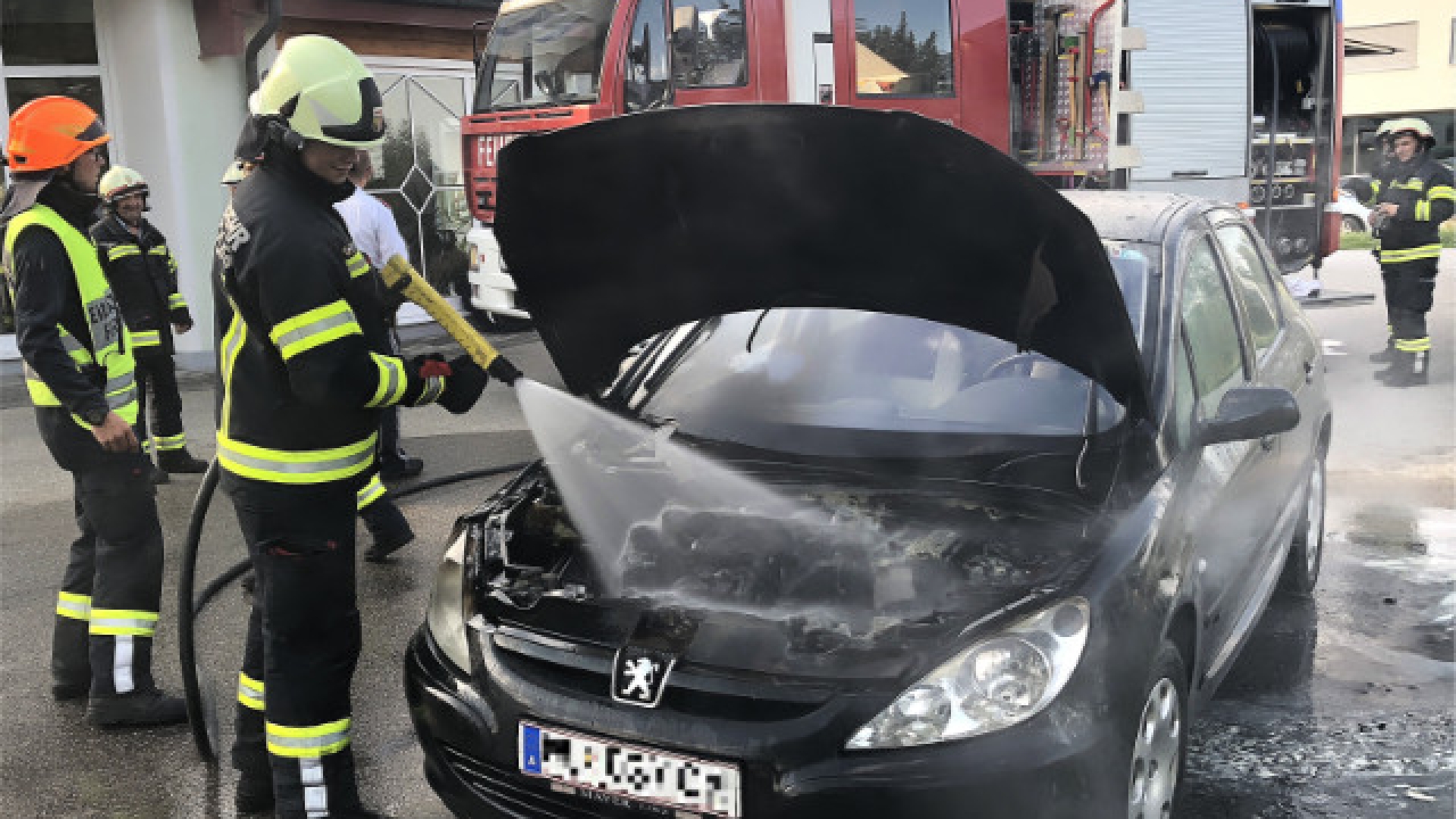 Fahrzeugbrand bei Tankstelle