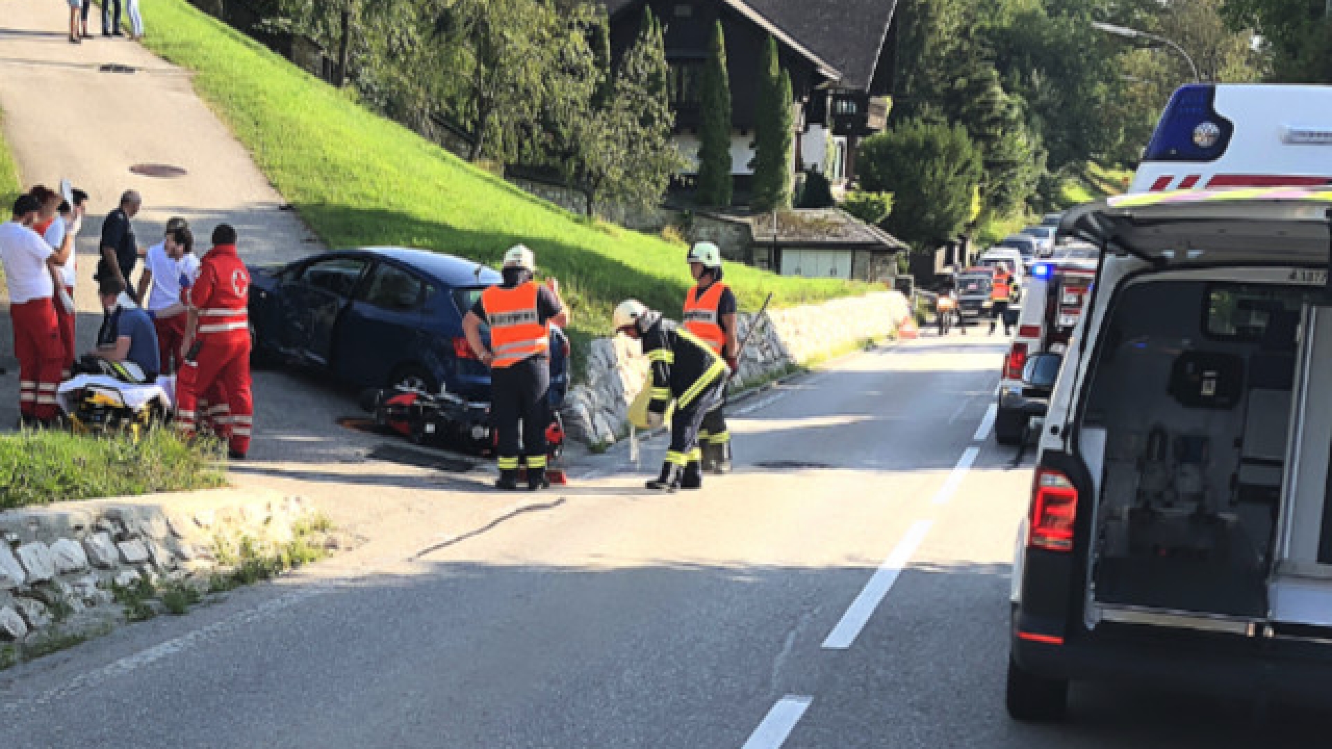 Aufräumarbeiten nach einem Motorradunfall