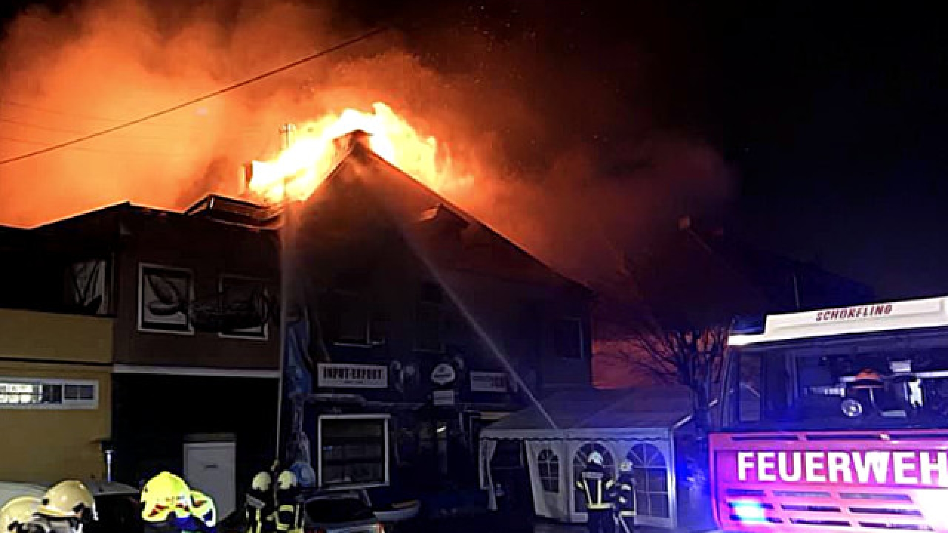 13 Feuerwehren bei Großbrand in Lenzing Ort