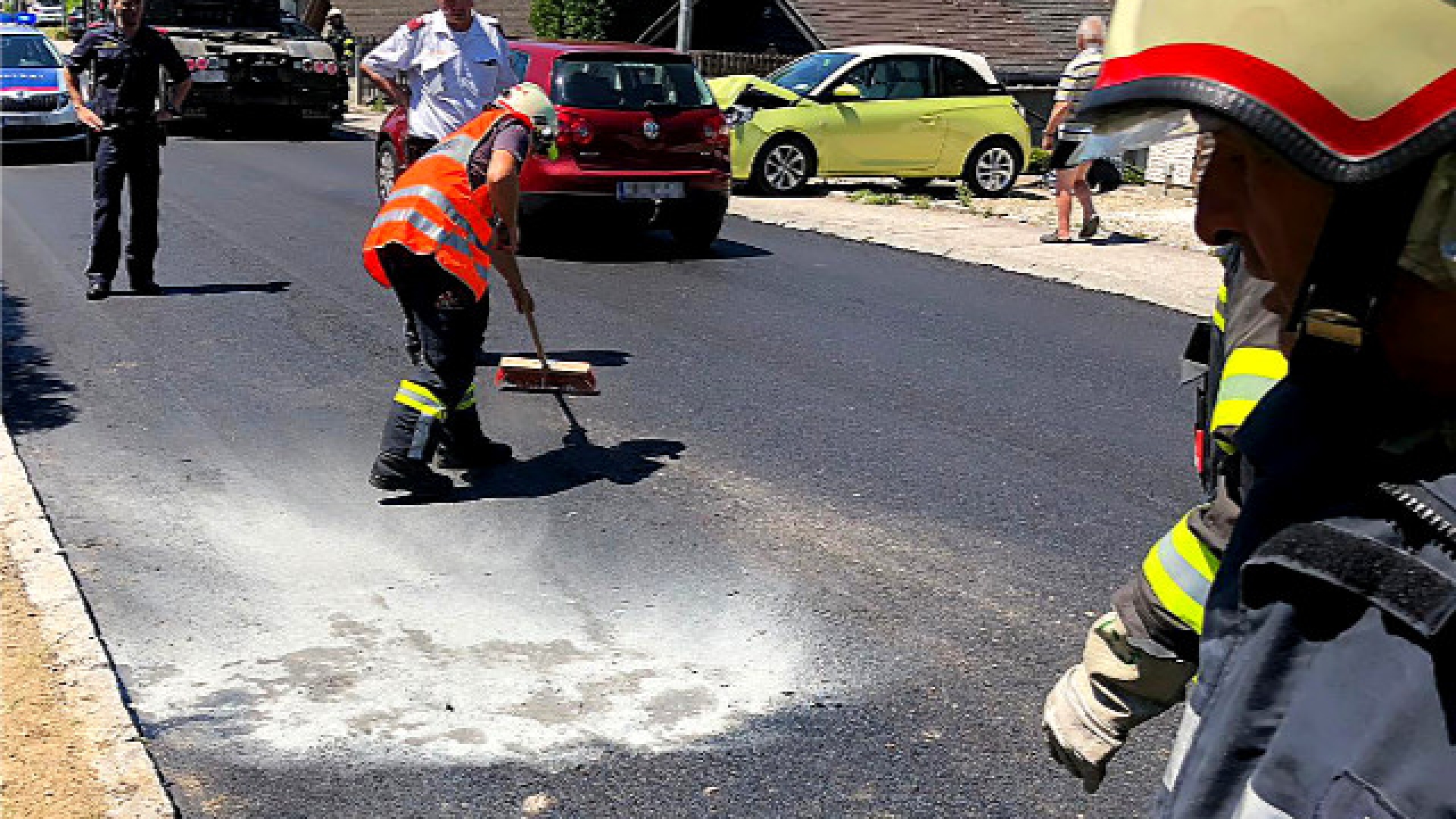Aufräumarbeiten nach Verkehrsunfall