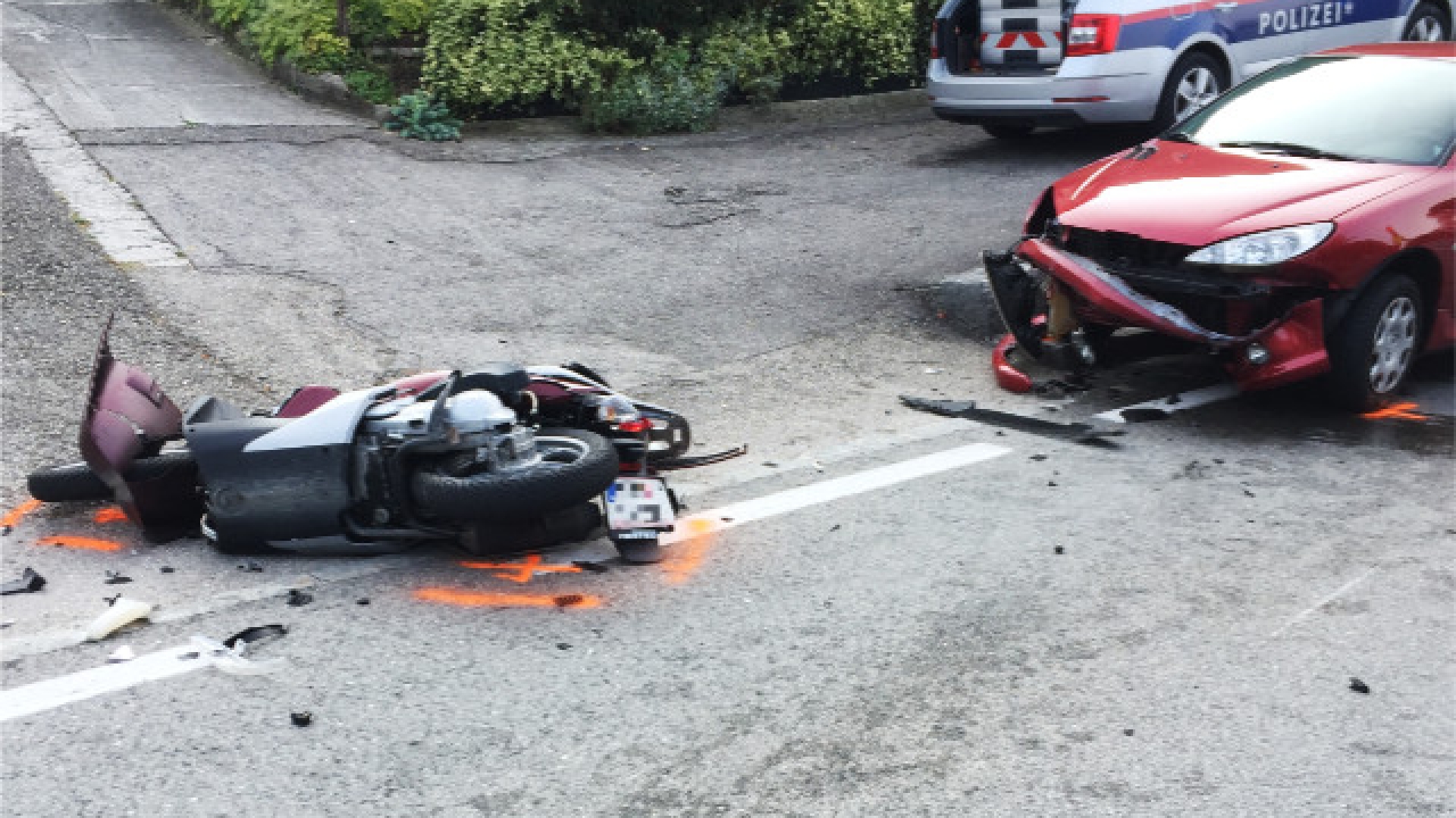 Aufräumarbeiten nach schwerem Motorradunfall