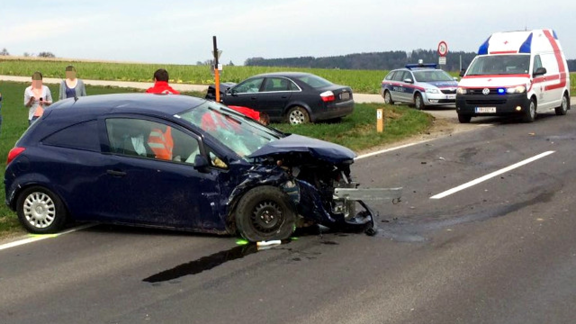 Aufräumarbeiten nach Verkehrsunfall