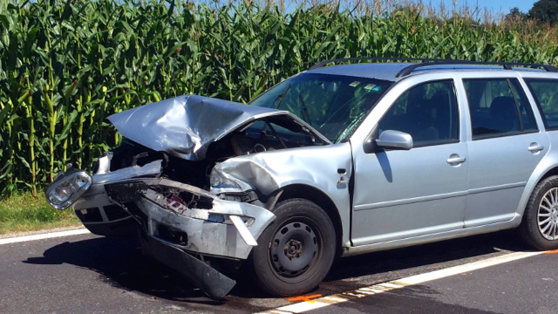 Aufräumarbeiten nach Verkehrsunfall