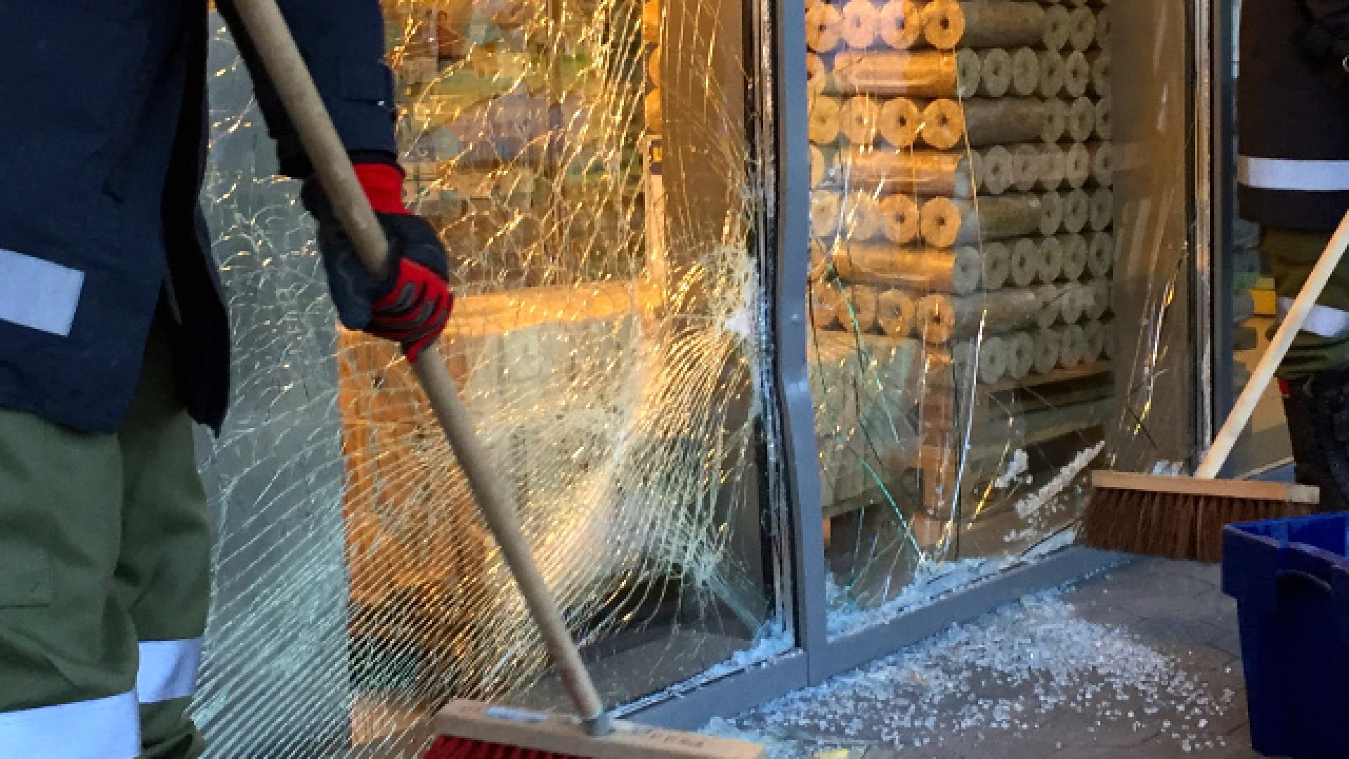 Aufräumarbeiten nach Verkehrsunfall