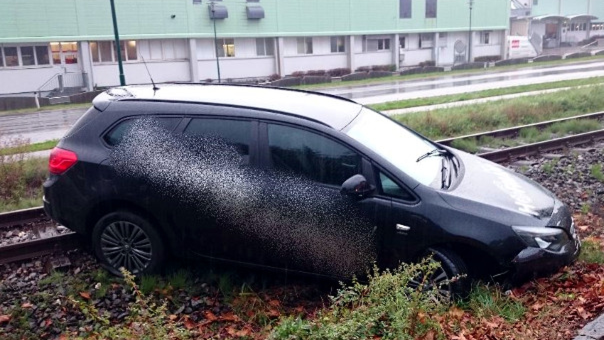 Verkehrsunfall Pkw auf Gleis