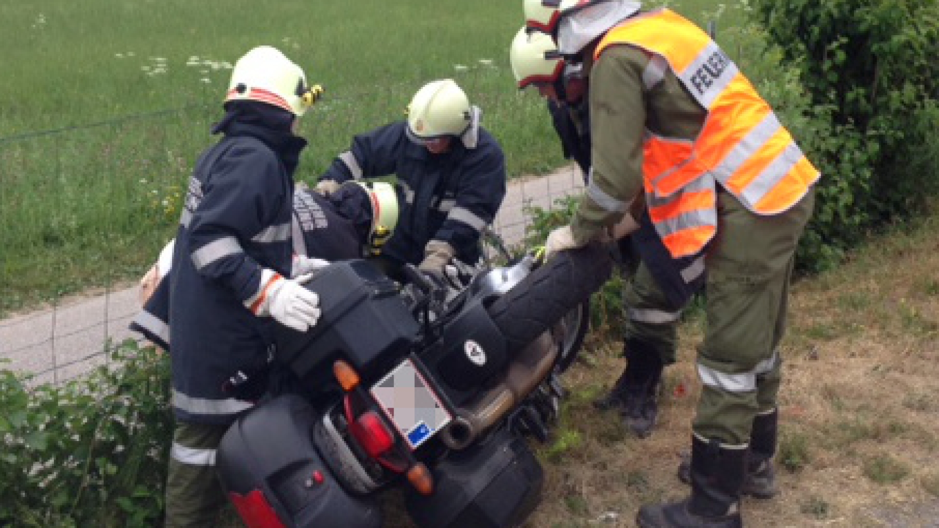 Aufräumarbeiten nach Verkehrsunfall