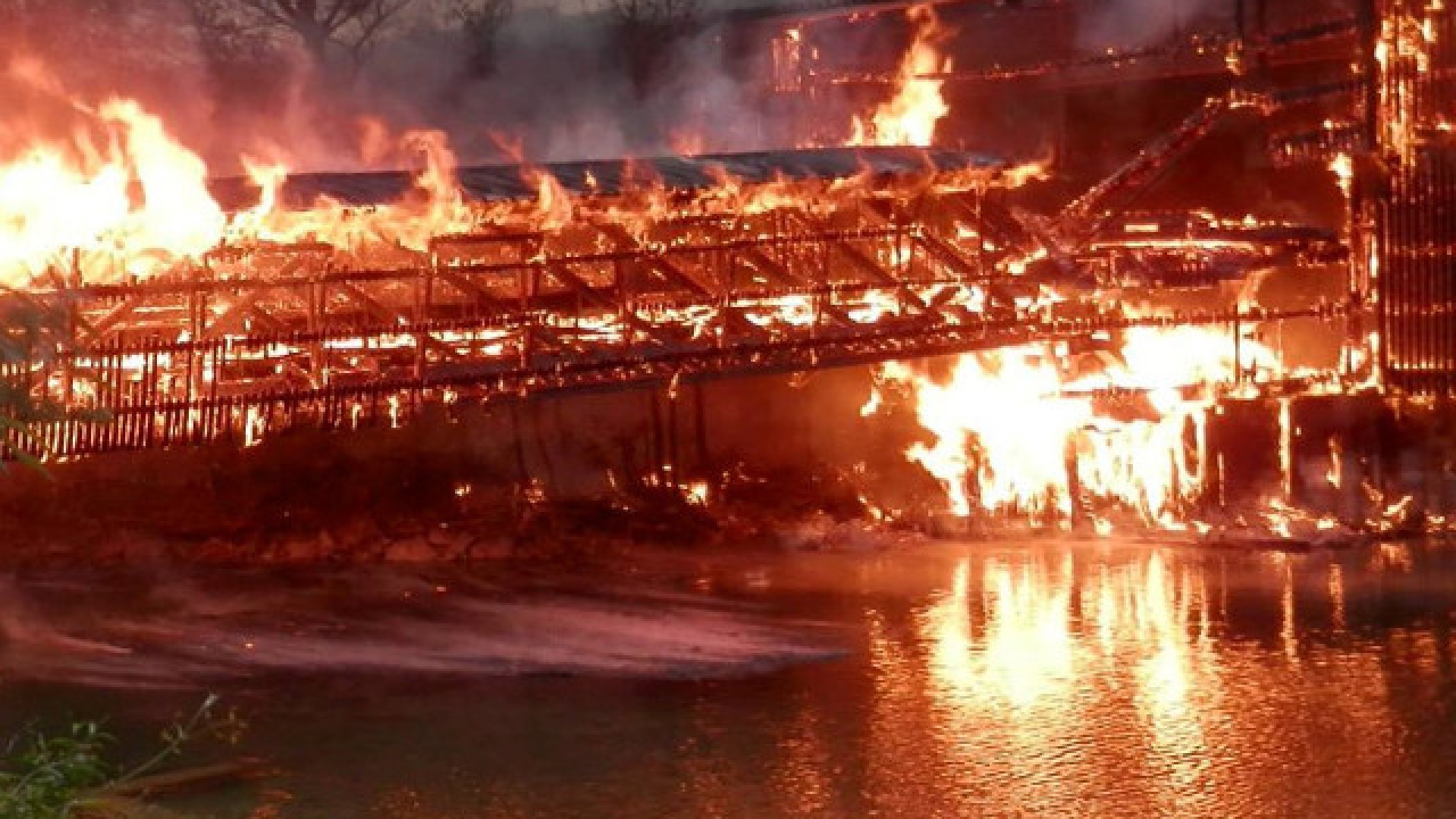 Großbrand in Gewerbegebiet Raudaschlmühle