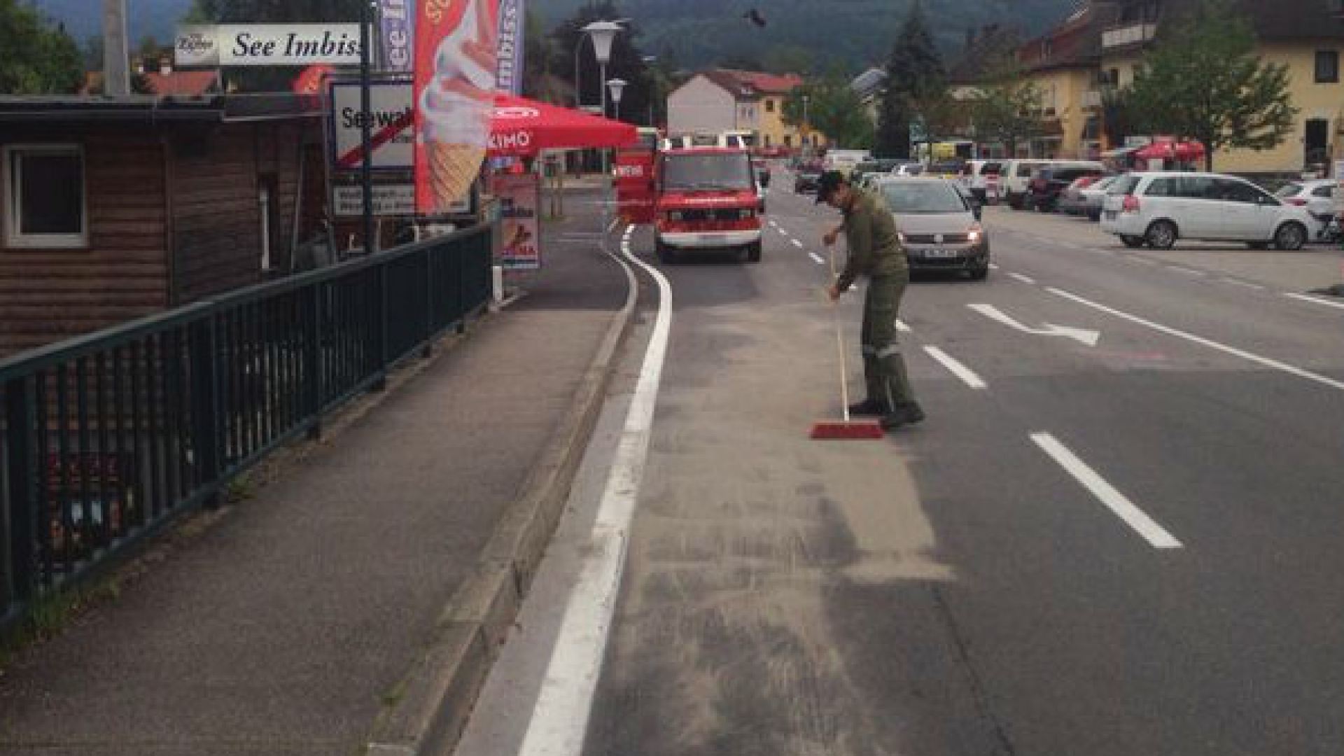 Aufräumarbeiten nach Verkehrsunfall
