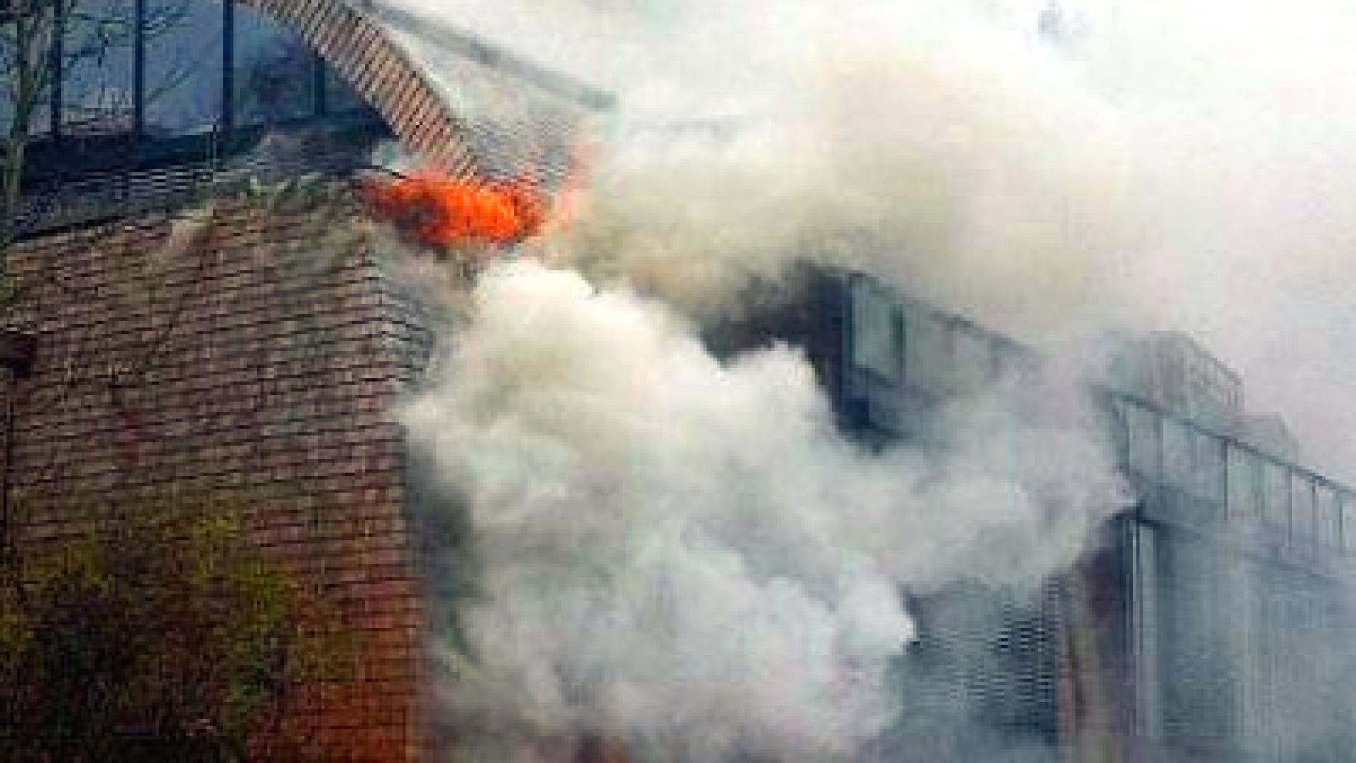 Holzfassade in Brand geraten