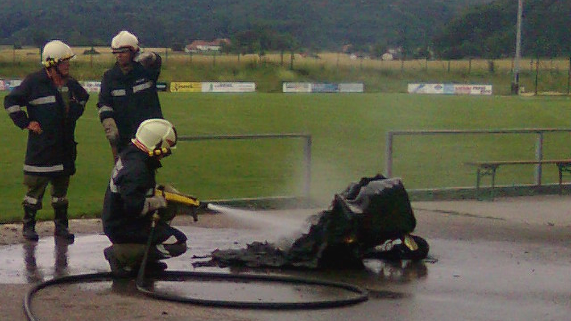 Containerbrand am Sportplatz