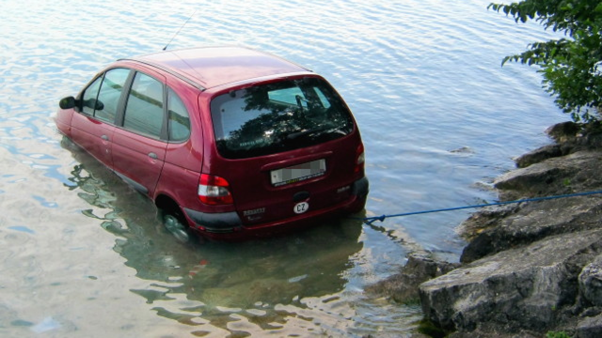 Auto parkte im See - Fahrzeugbergung