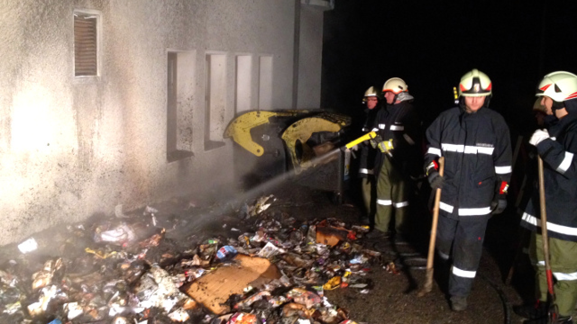 Containerbrand bei Feuerwehrdepot