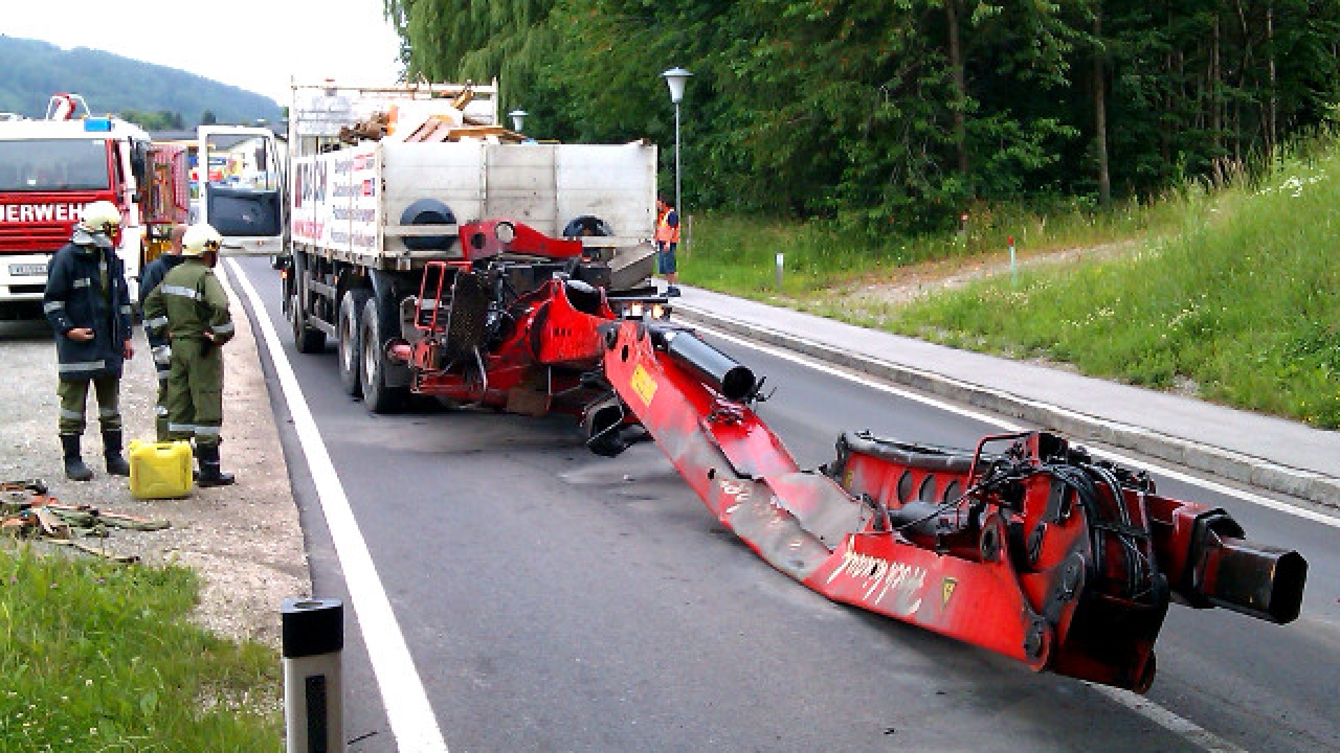 Ölspur beseitigen nach Verkehrsunfall