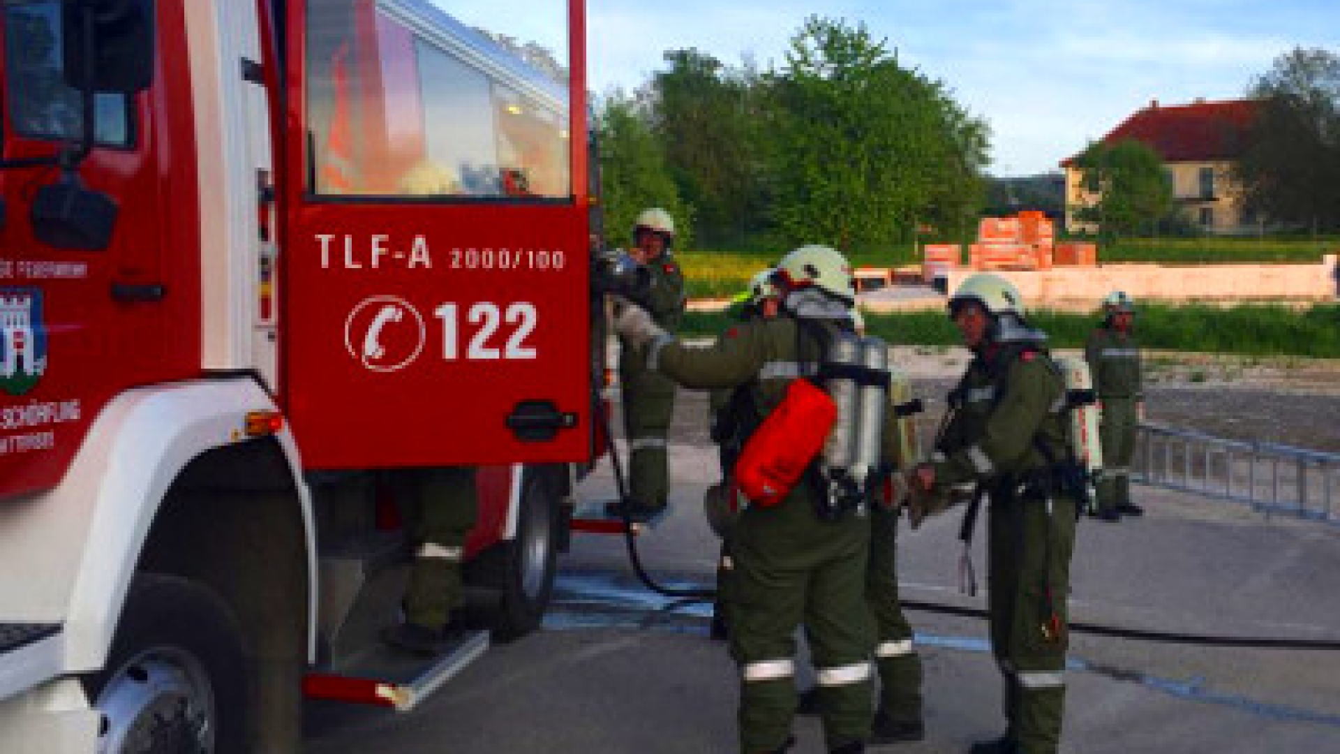 Lkw-Kran in Stromkreis